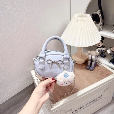 Túi đeo chéo mini dáng bàu in chữ nổi, kèm gấu treo cute thời trang - 59.000 VND