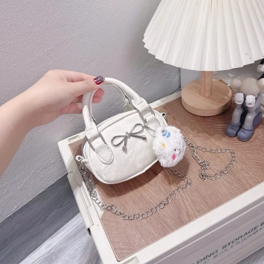 Túi đeo chéo mini dáng bàu in chữ nổi, kèm gấu treo cute thời trang - 59.000 VND