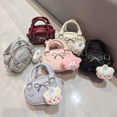 Túi đeo chéo mini dáng bàu in chữ nổi, kèm gấu treo cute thời trang - 59.000 VND 9 Túi đeo chéo mini dáng bàu in chữ nổi, kèm gấu treo cute thời trang - 59.000 VND 9