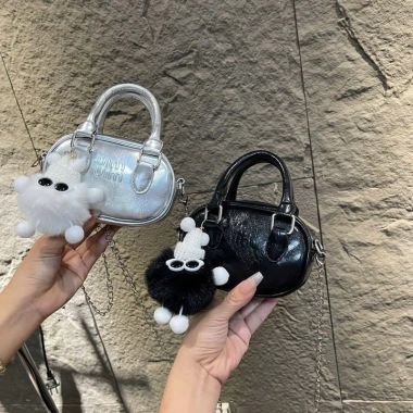 Túi đeo chéo mini in chữ kèm gấu treo siêu cute thời trang giá 67.999 VND HT09