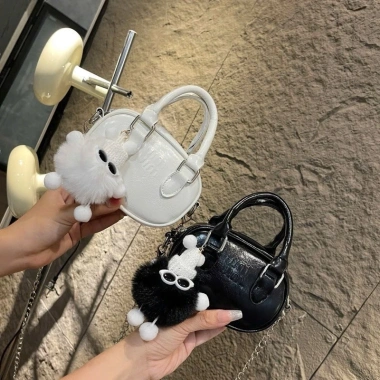 Túi đeo chéo mini in chữ kèm gấu treo siêu cute thời trang giá 67.999 VND HT09
