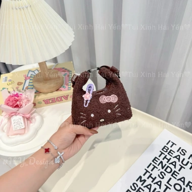 Túi đeo chéo mini lồng xù thêu mặt Kitty và kẹp tóc, size 14/19cm, giảm còn 59k 3