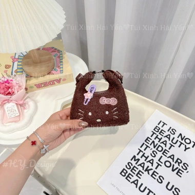 Túi đeo chéo mini lồng xù thêu mặt Kitty và kẹp tóc, size 14/19cm, giảm còn 59k 7