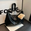 Túi đeo chéo phom rộng da mềm - Phong cách cá tính, giảm còn 185k, tặng móc bông 4