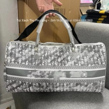 Túi du lịch vải in dải chữ thời trang, rộng dãi đa năng - Chỉ 119.000₫