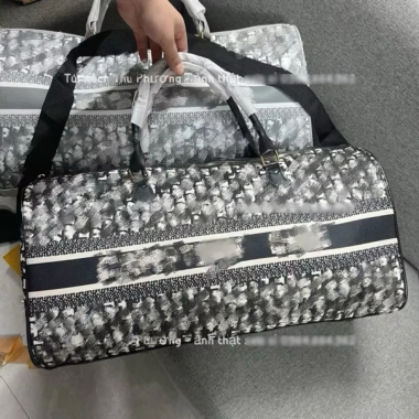 Túi du lịch vải in dải chữ thời trang, rộng dãi đa năng - Chỉ 119.000₫