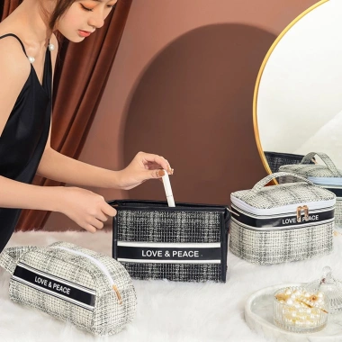 Túi đựng mỹ phẩm du lịch Bóp Ví Love & Peace TMP15 – Giá chỉ 60.000₫, tiện lợi, thời trang