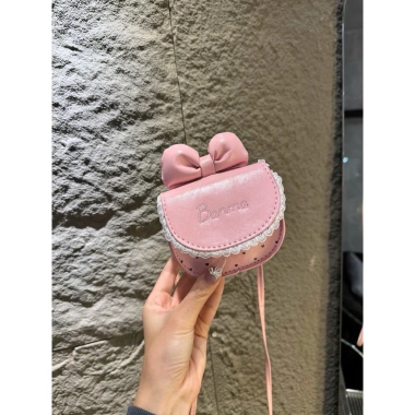 Túi mini Banna đeo chéo ren tai nơ 5 màu xinh xinh hot 2.026 giá 59.000đ 6 Túi mini Banna đeo chéo ren tai nơ 5 màu xinh xinh hot 2.026 giá 59.000đ 6