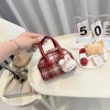 Túi mini đeo chéo vải dạ dáng hến và charm thỏ trắng, giảm giá chỉ 69.000đ 2