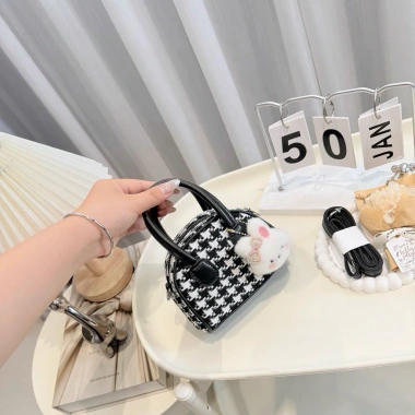 Túi mini đeo chéo vải dạ dáng hến và charm thỏ trắng, giảm giá chỉ 69.000đ 4