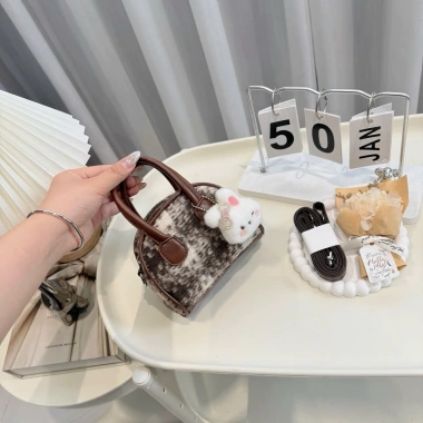 Túi mini đeo chéo vải dạ dáng hến và charm thỏ trắng, giảm giá chỉ 69.000đ 6
