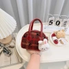Túi mini đeo chéo vải dạ dáng hến và charm thỏ trắng, giảm giá chỉ 69.000đ 8