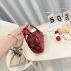 Túi mini đeo chéo vải dạ dáng hến và charm thỏ trắng, giảm giá chỉ 69.000đ 9
