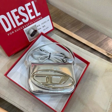 Túi mini Diesel đeo chéo cho mẹ & bé – Thiết kế thời trang sang chảnh, cá tính, nhỏ gọn, chỉ 49.000₫ 10 Túi mini Diesel đeo chéo cho mẹ & bé – Thiết kế thời trang sang chảnh, cá tính, nhỏ gọn, chỉ 49.000₫ 10