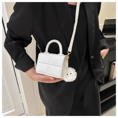 Túi Mini Nữ Đeo Chéo Dập Nổi Ô Vuông Phối Quả Bông Xinh Xắn - Giá 58.000 QGStore 7