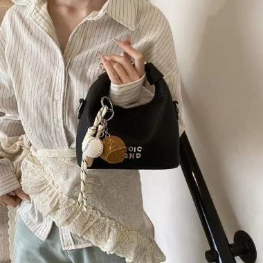 Túi quai xách tay nữ Chi-O da gạo – Đeo chéo kèm charm xinh xắn, chỉ 92.000₫ 2