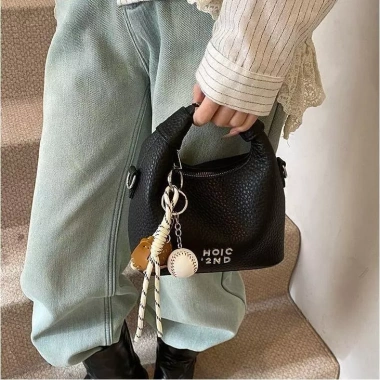 Túi quai xách tay nữ Chi-O da gạo – Đeo chéo kèm charm xinh xắn, chỉ 92.000₫ 4