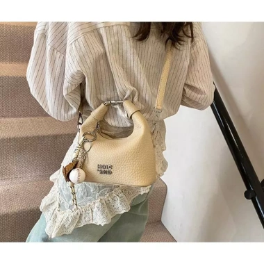 Túi quai xách tay nữ Chi-O da gạo – Đeo chéo kèm charm xinh xắn, chỉ 92.000₫ 6