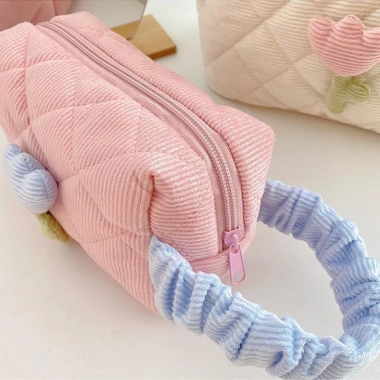 Túi vải đựng mỹ phẩm hoa tulip xinh xắn – quai xách tiện lợi, giá 15.000đ