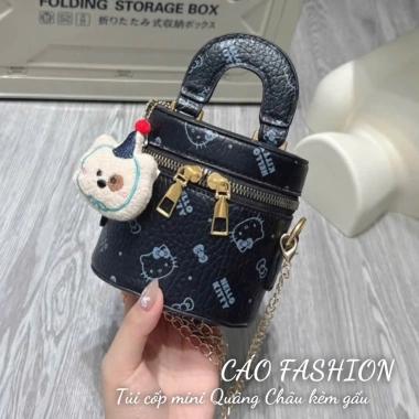 Túi xách mini Hello Kitty dáng cốp đủ màu, cầm tay, đeo chéo + móc gấu cute 67.500₫ 6 Túi xách mini Hello Kitty dáng cốp đủ màu, cầm tay, đeo chéo + móc gấu cute 67.500₫ 6