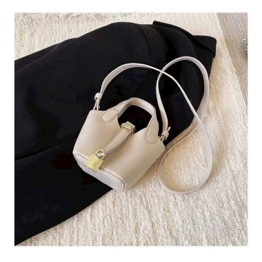 Túi Xách Nữ Mini Cầm Tay Dây Đeo Chéo Da Trơn Siêu Xinh HTM052 - 81.000 VND