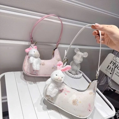 Túi xách nữ mini kẹp nách họa tiết dễ thương - tặng charm thú bông xinh - Giá chỉ 69.900₫ HT387 7 Túi xách nữ mini kẹp nách họa tiết dễ thương - tặng charm thú bông xinh - Giá chỉ 69.900₫ HT387 7