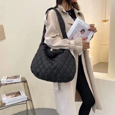 Túi xách vải phao Ulzzang unisex, đựng A4 & laptop, đeo vai/chéo, giá 64.5k 7 Túi xách vải phao Ulzzang unisex, đựng A4 & laptop, đeo vai/chéo, giá 64.5k 7