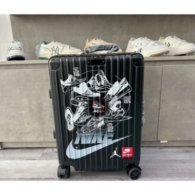 Vali ADIDAS Chính Hãng Màu Trắng Sticker Tam Gíc Xanh Dương Size 20 Cabin Giá 1.999.000 VNĐ