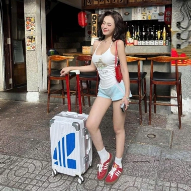 Vali ADIDAS Chính Hãng Trắng Sticker Tam Giác Xanh Dương Size 20 Cabin 2,256,210₫ 8