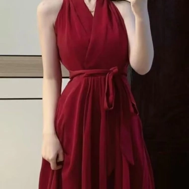 Váy cổ dây đỏ nữ hoàng gia A-line dài, dây đeo eo tinh tế, vừa vặn - chỉ 239.620₫