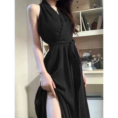 Váy cổ dây đỏ nữ hoàng gia A-line dài, dây đeo eo tinh tế, vừa vặn - chỉ 239.620₫