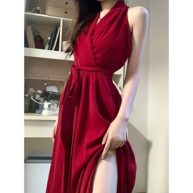 Váy cổ dây đỏ nữ hoàng gia A-line dài, dây đeo eo tinh tế, vừa vặn - chỉ 239.620₫