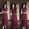 Váy ren xinh tay hến màu đỏ mận Tết – hoa cài tinh tế, giảm giá 480k 5