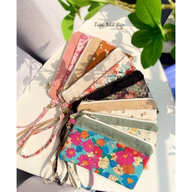 Ví vải hoạ tiết 2 ngăn handmade - Tiệm Nhà Bếp, tặng kèo dây đeo tay, giảm còn 95.000₫ Ví vải hoạ tiết 2 ngăn handmade - Tiệm Nhà Bếp, tặng kèo dây đeo tay, giảm còn 95.000₫