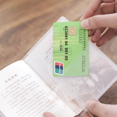 Vỏ bảo vệ hộ chiếu trong suốt mờ PVC dày chống rách, chống thấm, đa chức năng – khe cắm thẻ – 16.200₫ 4