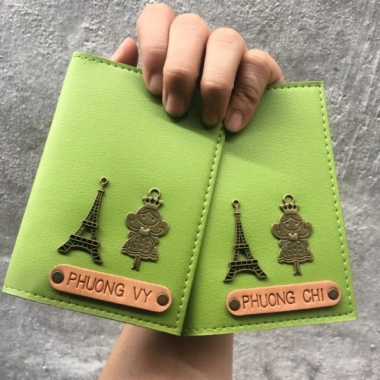 Vỏ bọc hộ chiếu khắc tên FREE + charm logo - Giá 120.000 VND, bảo vệ & thời trang 2