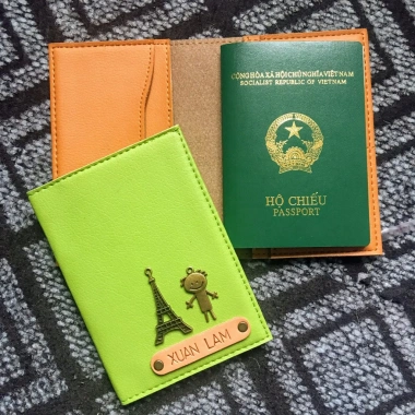 Vỏ bọc hộ chiếu khắc tên FREE + charm logo - Giá 120.000 VND, bảo vệ & thời trang 3