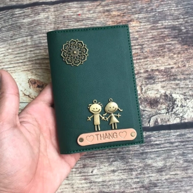 Vỏ bọc hộ chiếu khắc tên FREE + charm logo - Giá 120.000 VND, bảo vệ & thời trang 6
