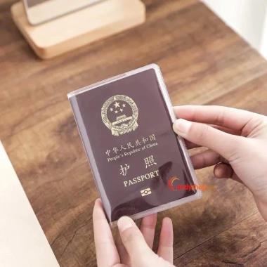 Vỏ bọc hộ chiếu passport nhựa PVC dày, kèm khe kẹp vé thẻ tiện lợi, giá 17.000 VND