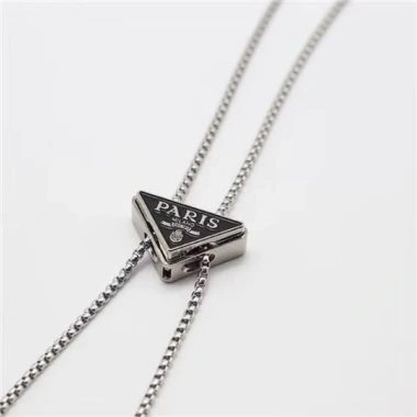 Vòng cổ choker dài mặt tam giác ngược khắc chữ - Phụ kiện cưới, đeo cổ, bo eo 29.999₫