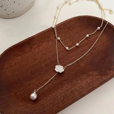 Vòng cổ nữ hai lớp hoa trà đính ngọc màu vàng cá tính – Giảm giá còn 16.879₫