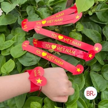 Vòng đeo tay Tôi Yêu Việt Nam - Sỉ 100 tặng 20 tem tim, ý nghĩa, giá 36.000₫