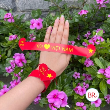 Vòng đeo tay Tôi Yêu Việt Nam - Sỉ 100 tặng 20 tem tim, ý nghĩa, giá 36.000₫
