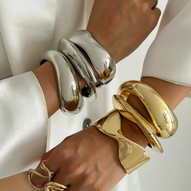 Vòng Tay Bản To Phong Cách Âu Mỹ Trang Sức Tay Thời Trang Tối Giản Giá Chỉ 54.000đ 5 Vòng Tay Bản To Phong Cách Âu Mỹ Trang Sức Tay Thời Trang Tối Giản Giá Chỉ 54.000đ 5