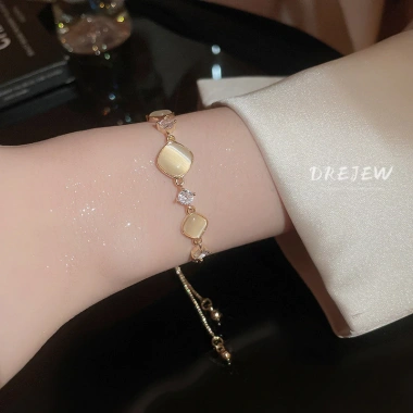 Vòng tay DREJEW mắt mèo vuông tinh tế – Pháp sang trọng, ánh sáng thời trang cho nữ 8 Vòng tay DREJEW mắt mèo vuông tinh tế – Pháp sang trọng, ánh sáng thời trang cho nữ 8