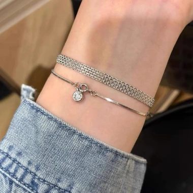 Vòng tay nữ thép titan không phai màu, dây đeo vàng bện cổ điển, giao nhanh 1 ngày, giá chỉ 51.000₫