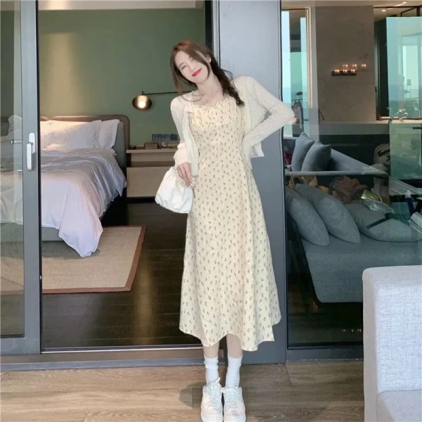 Đối với những ai muốn sở hữu một set đồ hoàn chỉnh, vừa đẹp mắt vừa tiện dụng, Váy Hai Dây Hoa Nhí/Áo Khoác Cardigan Mỏng HT01 HaLuu Store là một lựa chọn đáng cân nhắc. (Ảnh 4) Đối với những ai muốn sở hữu một set đồ hoàn chỉnh, vừa đẹp mắt vừa tiện dụng, Váy Hai Dây Hoa Nhí/Áo Khoác Cardigan Mỏng HT01 HaLuu Store là một lựa chọn đáng cân nhắc. (Ảnh 4)