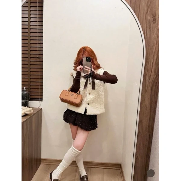 Muốn Mặc Phong Cách Hàn Quốc Cho Mùa Đông Sắp Tới, Sao Phải Chọn Áo Khoác Phao Cỡ Sen Phối Nơ Chấm Bi Nâu?