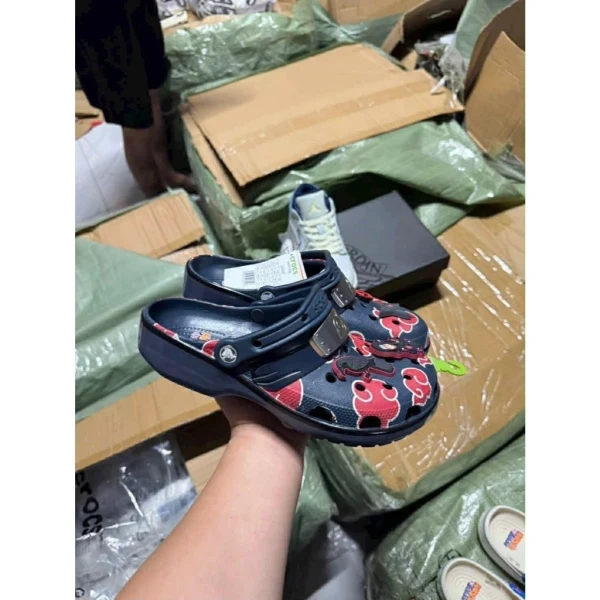 Tại sao dép clog Batman trở thành cơn sốt trong giới trẻ hiện nay
