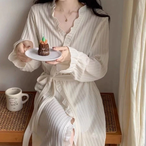 Dây thắt eo không chỉ là một chi tiết thời trang mà còn là “công cụ” hỗ trợ duy trì dáng eo thon gọn khi mặc áo choàng ngủ. (Ảnh 2)